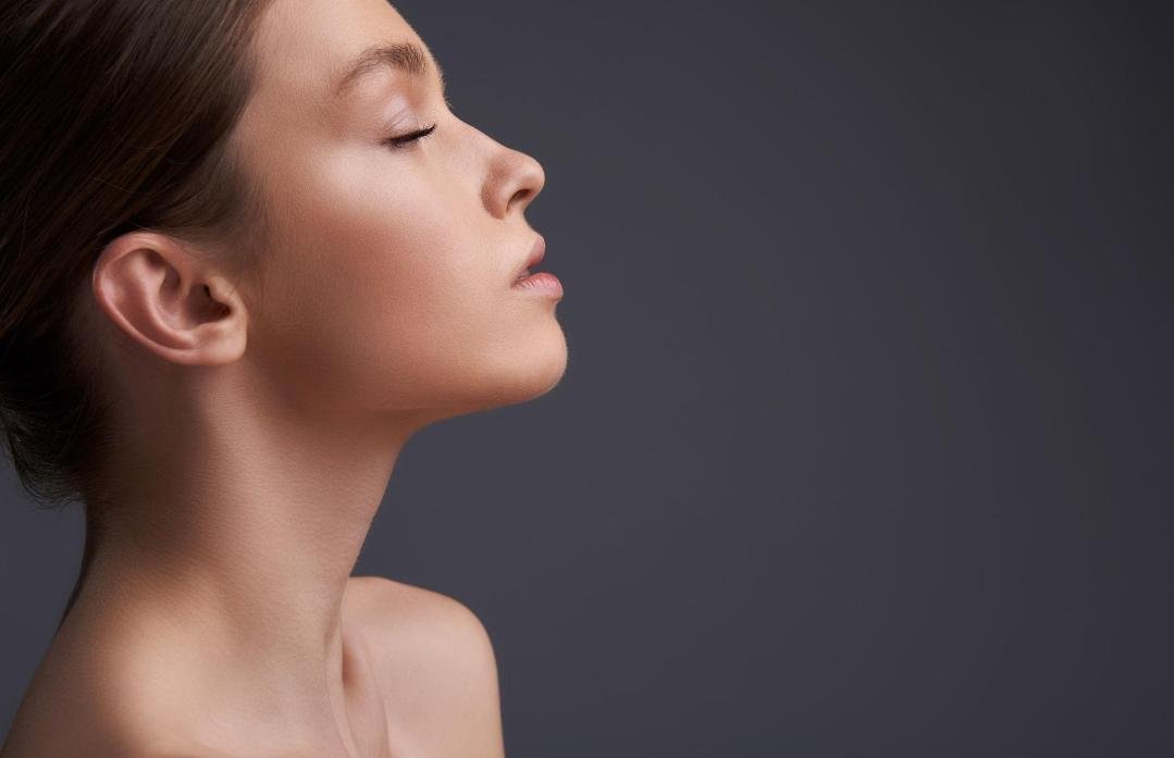 Editorial image representing chin lift / lower-face tightening